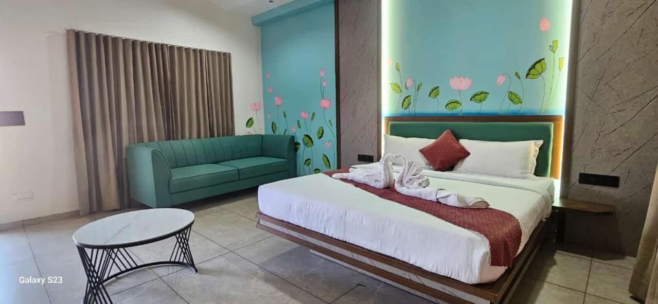 Shree Jalaram Resort Kodāe Exteriör bild