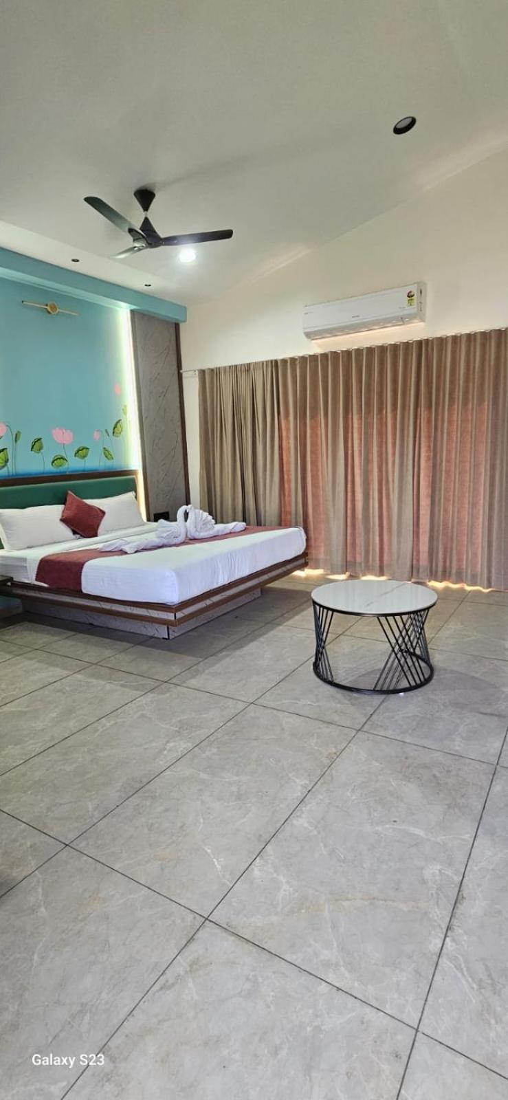 Shree Jalaram Resort Kodāe Exteriör bild